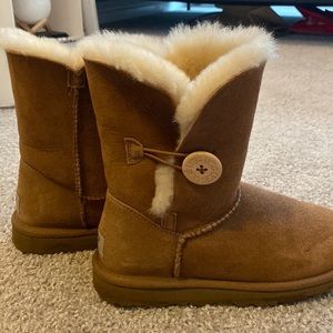 Chestnut Bailey Button Uggs | Kids Size 5